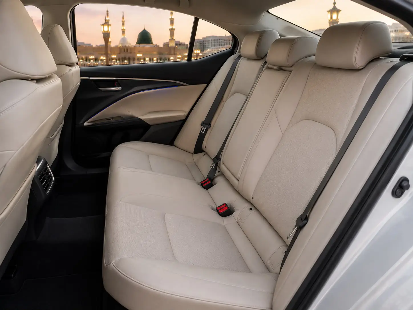 The rear bench, in cream leather