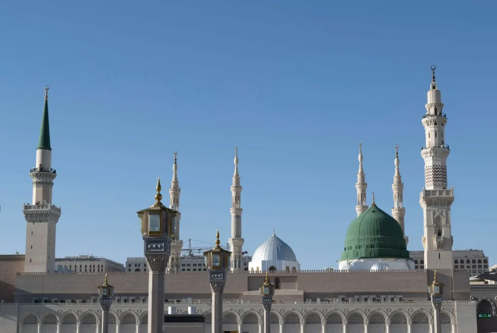 The Green Dome and minarets of Masjid an-Nabawi under a clear sky
