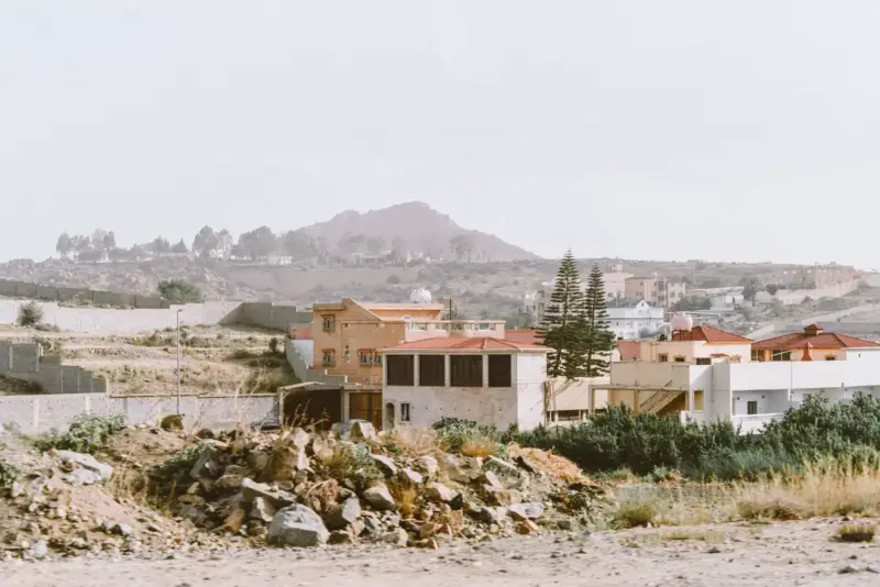 منازل أسفل تل صخري في الطائف