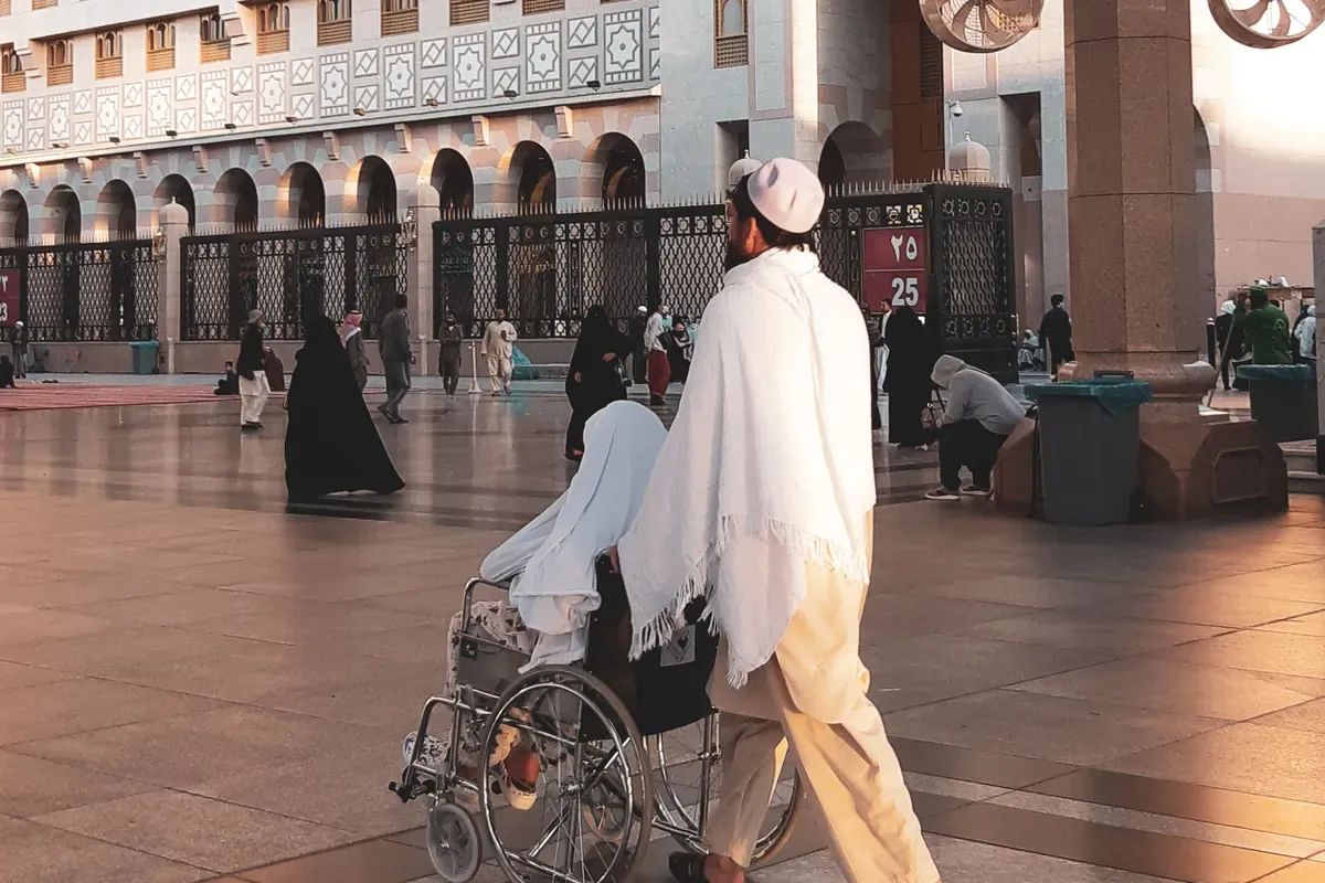 Umrah with elderly parents: planning the transport