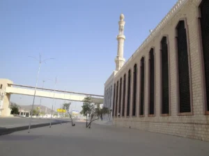 The wall and minaret of Masjid Namirah at Arafat on an empty day