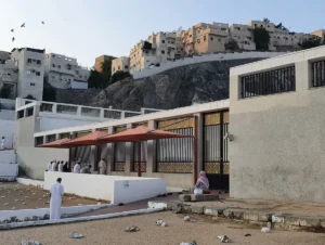 Entrance to the oldest section of Jannat al-Mualla, with Makkah houses on the hill above