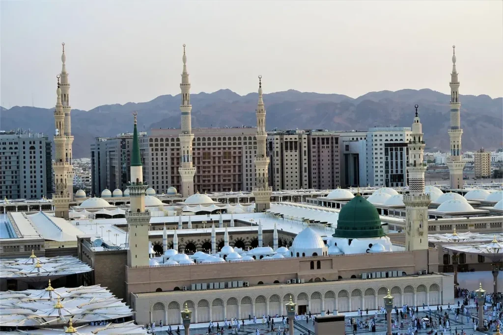 Masjid an-Nabawi in Madinah with the Green Dome, minarets and the city hills behind