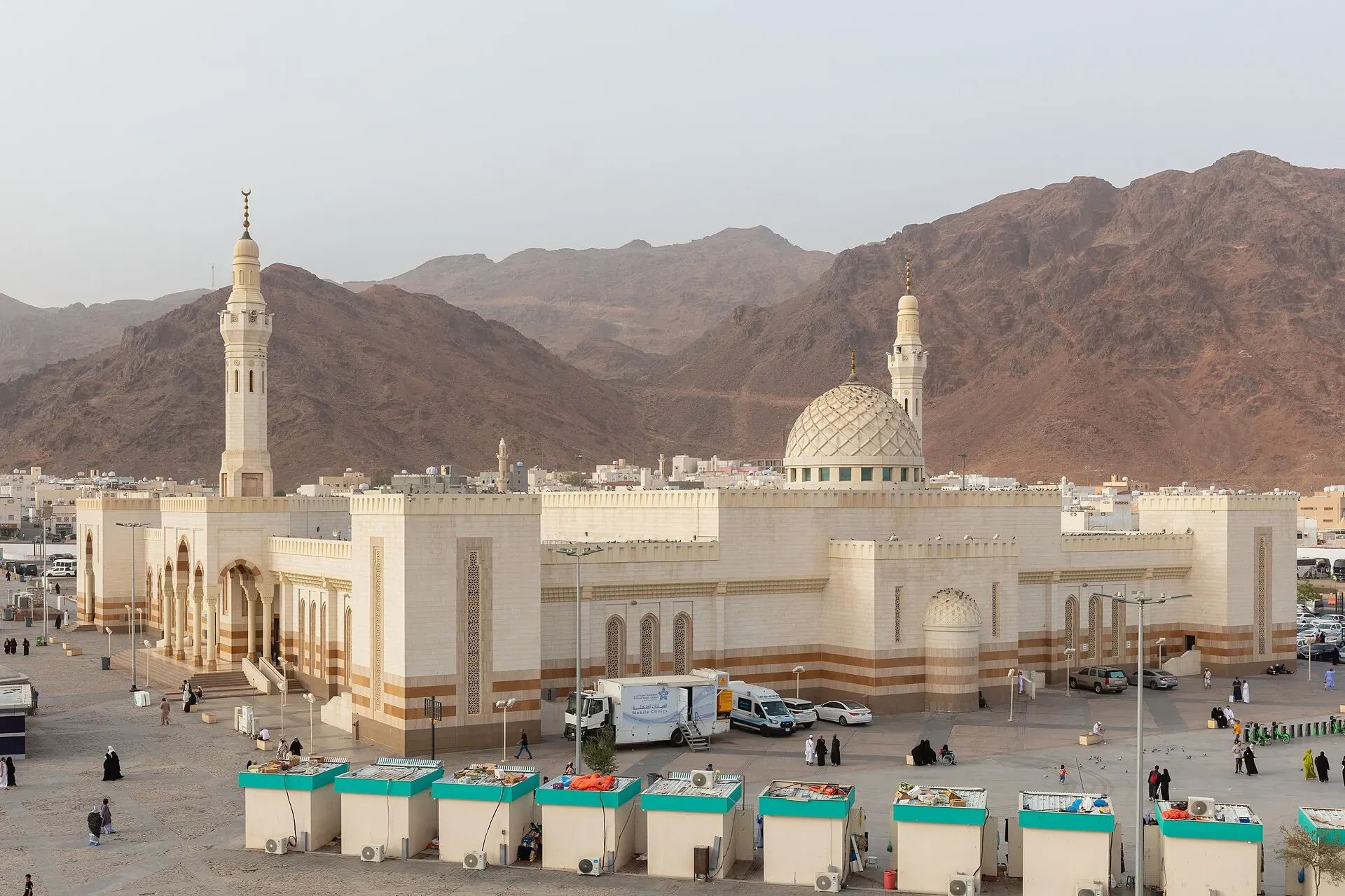 Sayyid al-Shuhada mosque with Mount Uhud rising behind it