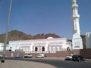 The large white Masjid al-Fath (Khandaq Mosque) with its minaret below Mount Sela